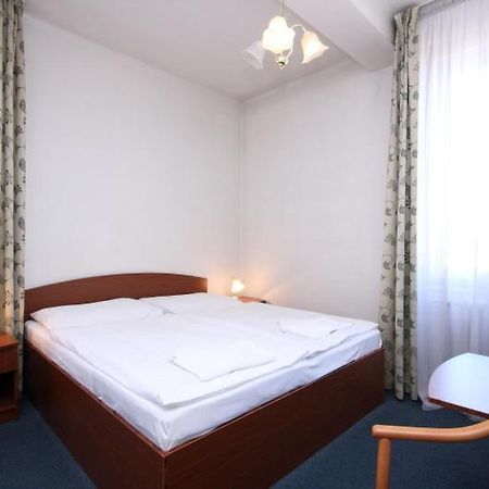 Hotel Legie Bed And Breakfast Πράγα Εξωτερικό φωτογραφία